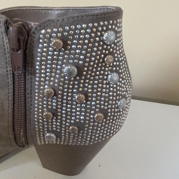 GBG Faux Suede Studded Western Inspired Taupe Fashion Bootie In 7.5 Medium - Picture 5 of 9